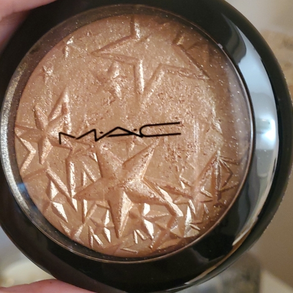 Mac bronzer kit with lip gloves - Picture 2 of 3